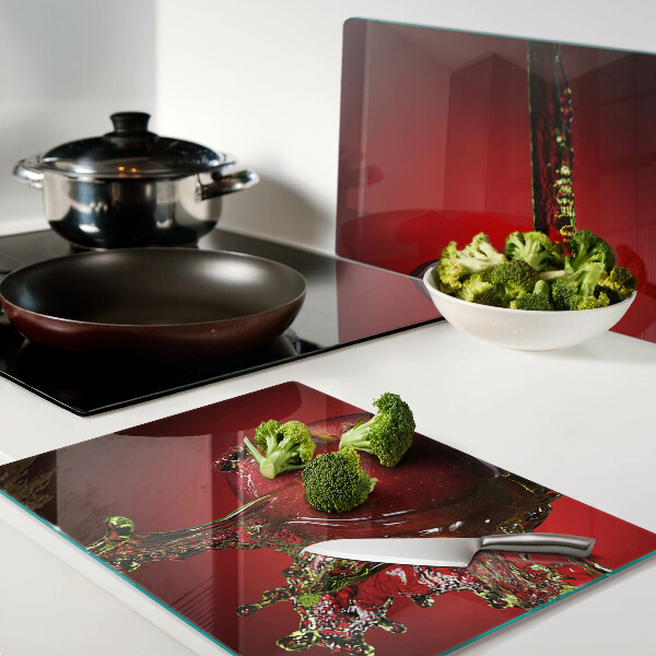 Tagliere in vetro temperato con motivo di mela rossa e gocce d'acqua