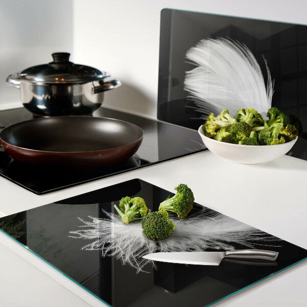 Tagliere in vetro temperato con motivo a piuma su sfondo nero