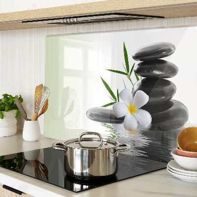 Tagliere in vetro temperato con motivo di fiori e pietre sull'acqua