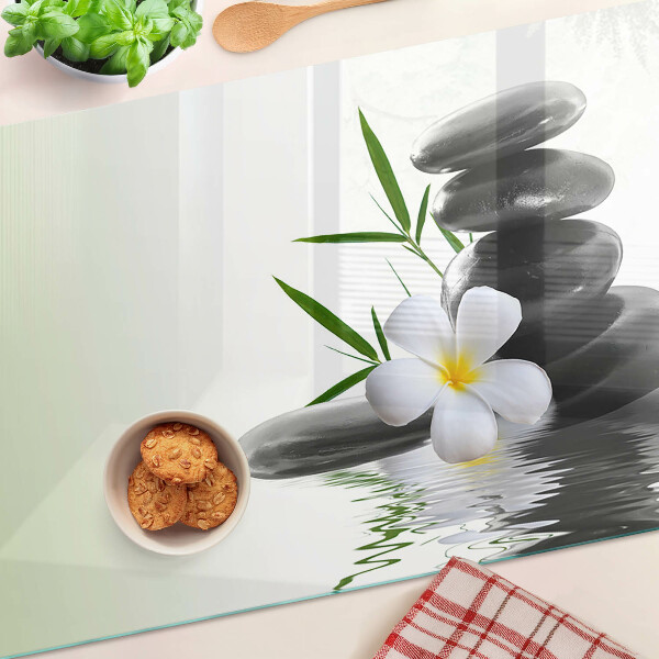 Tagliere in vetro temperato con motivo di fiori e pietre sull'acqua