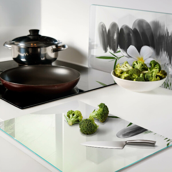 Tagliere in vetro temperato con motivo di fiori e pietre sull'acqua