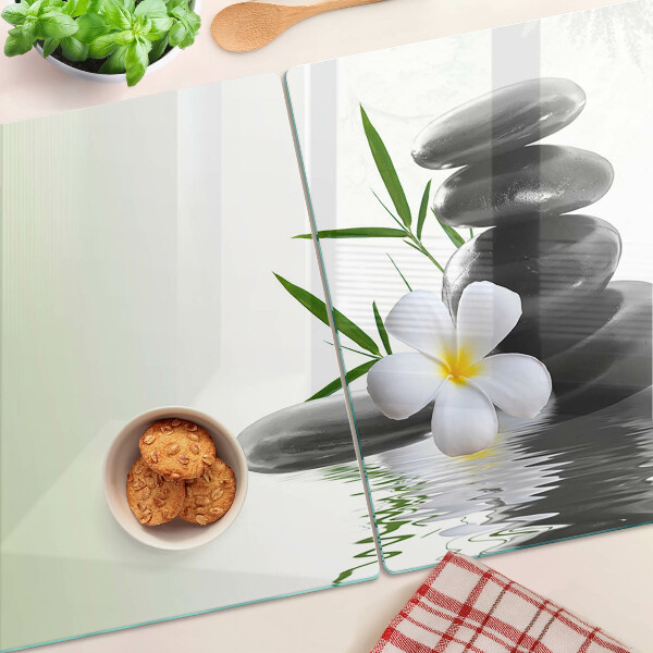 Tagliere in vetro temperato con motivo di fiori e pietre sull'acqua