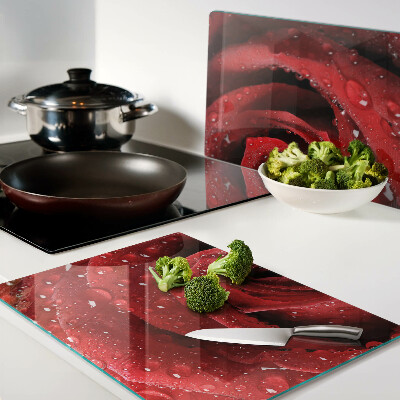 Tagliere in vetro con stampa di rose rosse e gocce d'acqua