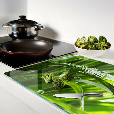 Tagliere in vetro temperato con stampa a motivo di gocce d'acqua sull'erba