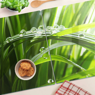 Tagliere in vetro temperato con stampa a motivo di gocce d'acqua sull'erba