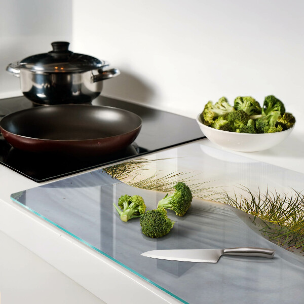 Tagliere in vetro con motivo di erba verde su sfondo cielo