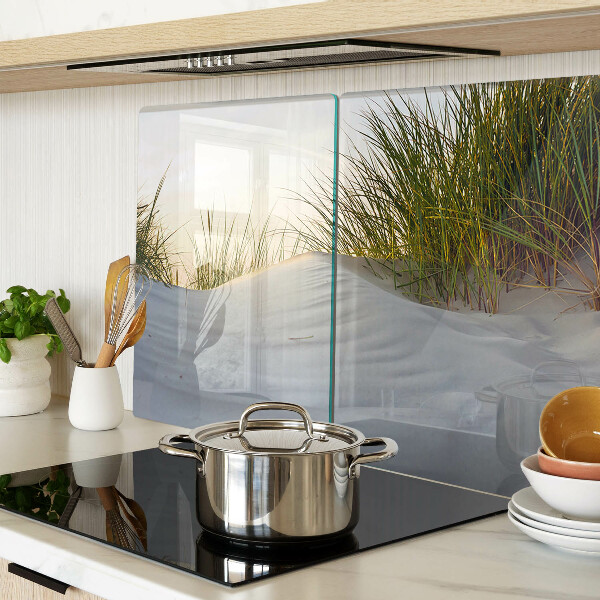 Tagliere in vetro con motivo di erba verde su sfondo cielo