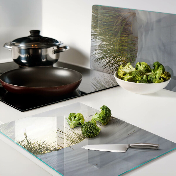 Tagliere in vetro con motivo di erba verde su sfondo cielo