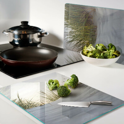 Tagliere in vetro con motivo di erba verde su sfondo cielo