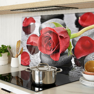 Tagliere in vetro temperato con motivo rosa sulle pietre e gocce d'acqua