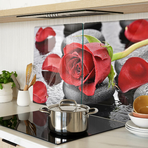 Tagliere in vetro temperato con motivo rosa sulle pietre e gocce d'acqua