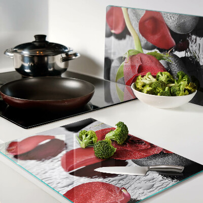 Tagliere in vetro temperato con motivo rosa sulle pietre e gocce d'acqua