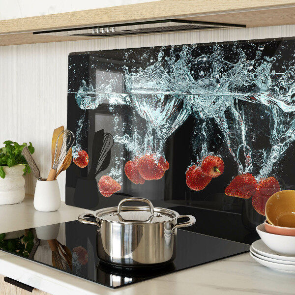 Tagliere in vetro con motivo di fragole immerse in acqua