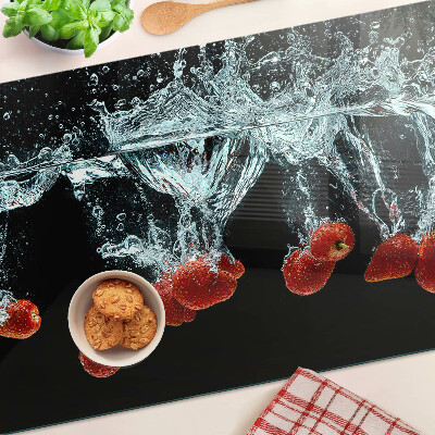 Tagliere in vetro con motivo di fragole immerse in acqua