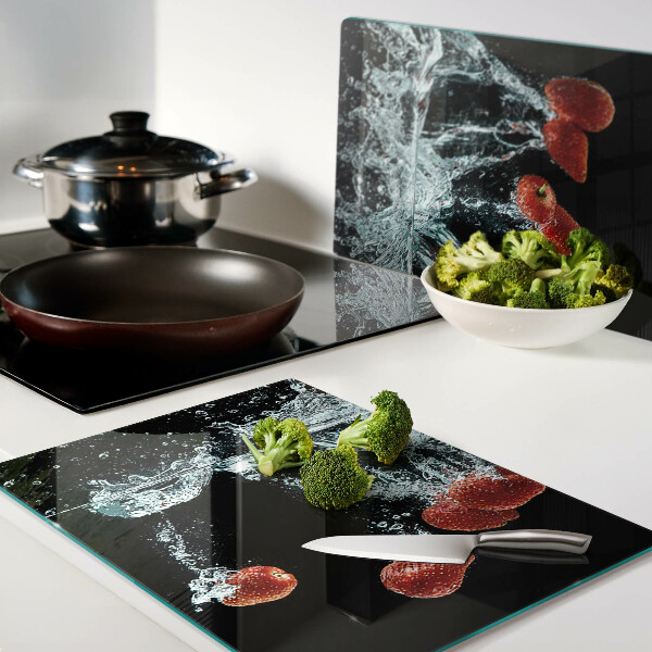 Tagliere in vetro con motivo di fragole immerse in acqua