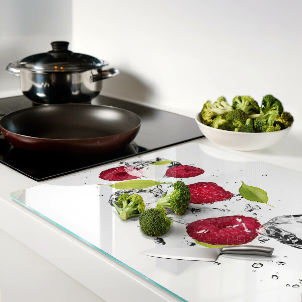 Tagliere in vetro con motivo di fragole su sfondo ghiacciato