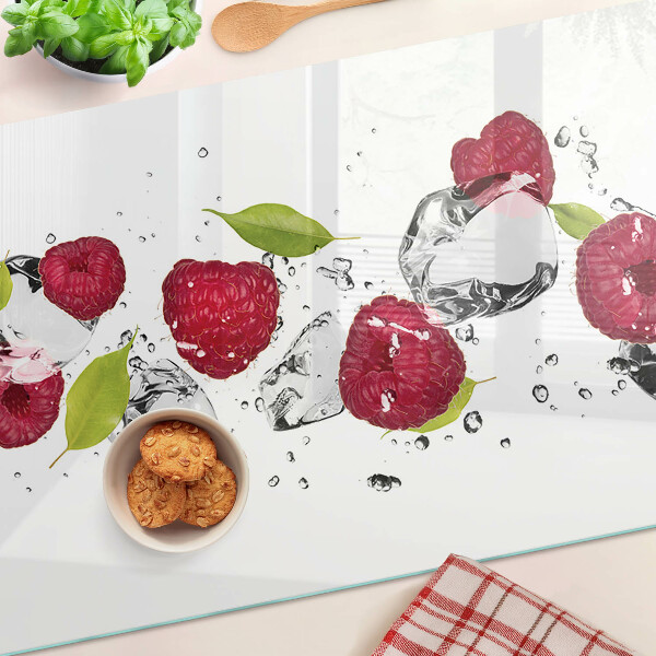 Tagliere in vetro con motivo di fragole su sfondo ghiacciato