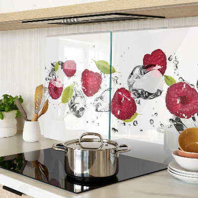 Tagliere in vetro con motivo di fragole su sfondo ghiacciato