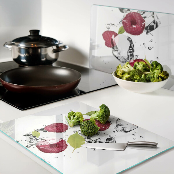 Tagliere in vetro con motivo di fragole su sfondo ghiacciato