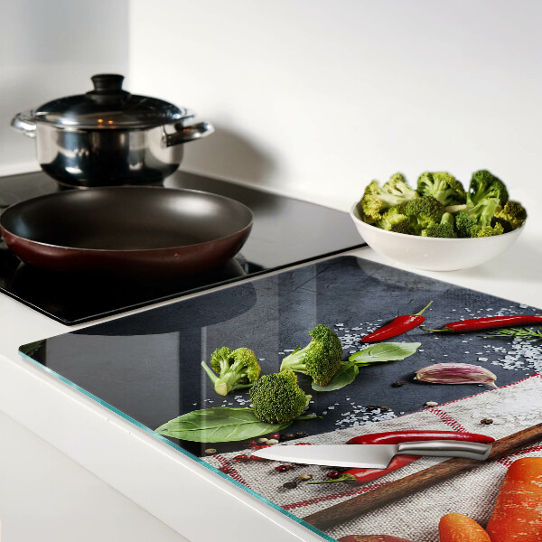 Tagliere in vetro con decorazione a tema spezie e verdure