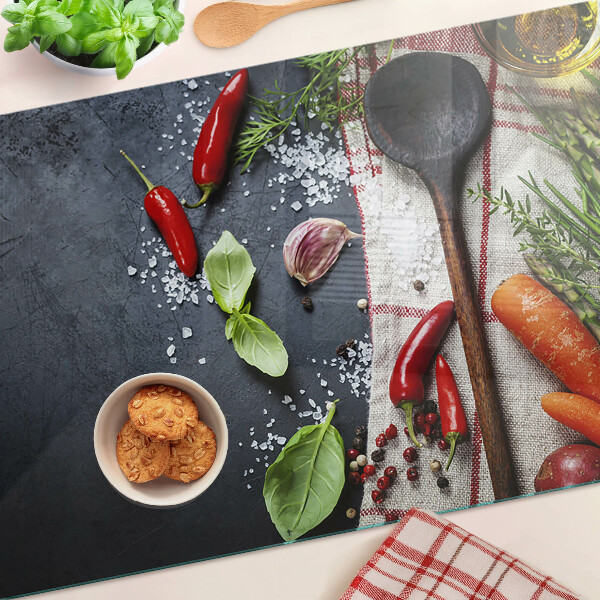 Tagliere in vetro con decorazione a tema spezie e verdure