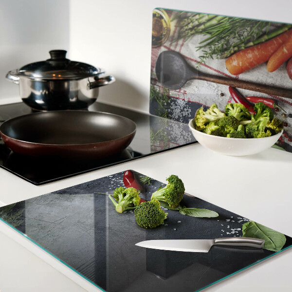 Tagliere in vetro con decorazione a tema spezie e verdure