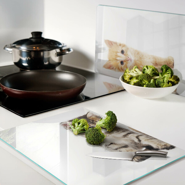Tagliere in vetro temperato con stampa di gatti su sfondo bianco