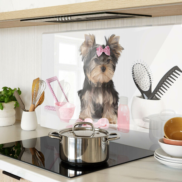 Tagliere in vetro temperato con stampa di un Yorkshire Terrier e accessori per la toelettatura