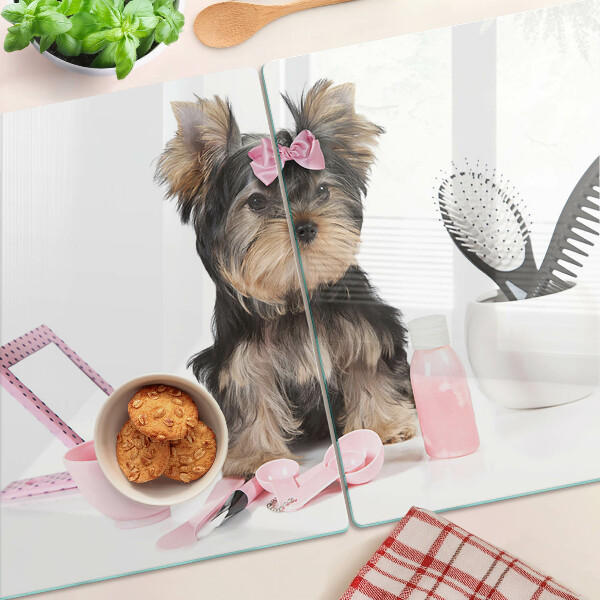 Tagliere in vetro temperato con stampa di un Yorkshire Terrier e accessori per la toelettatura