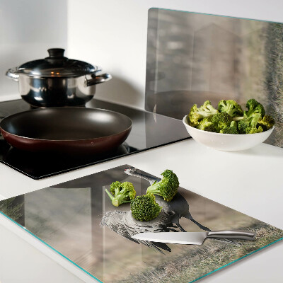 Tagliere in vetro con stampa di una gru su sfondo paesaggistico