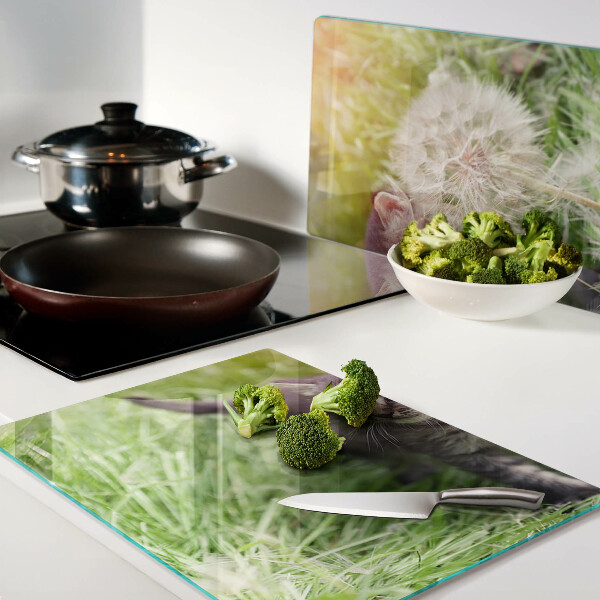 Tagliere in vetro temperato con motivo di gatto sull'erba