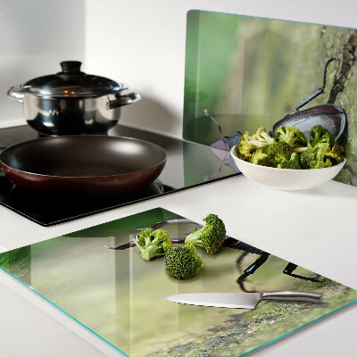 Tagliere in vetro temperato con decorazione raffigurante un cervo maschio su sfondo verde