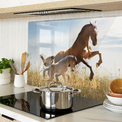 Tagliere in vetro con stampa di cavalli che pascolano al sole