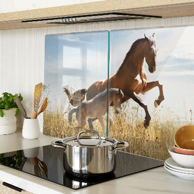 Tagliere in vetro con stampa di cavalli che pascolano al sole