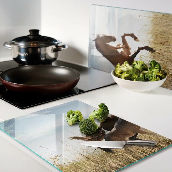 Tagliere in vetro con stampa di cavalli che pascolano al sole