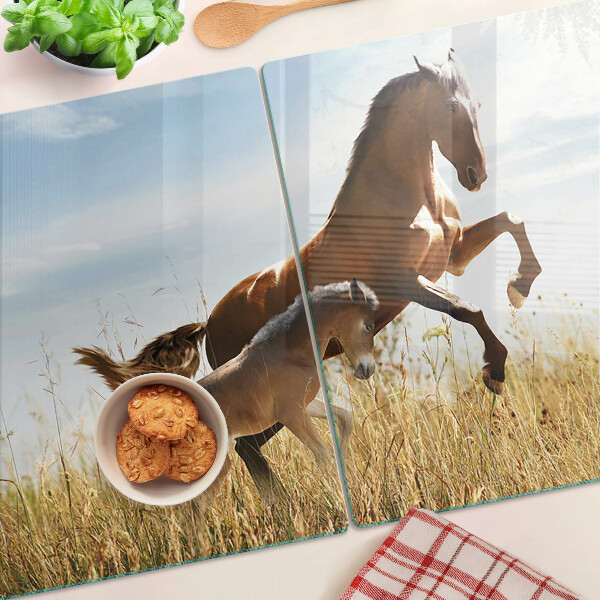 Tagliere in vetro con stampa di cavalli che pascolano al sole