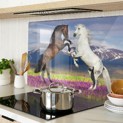 Tagliere in vetro temperato con il motivo di cavalli su sfondo di montagne e fiori