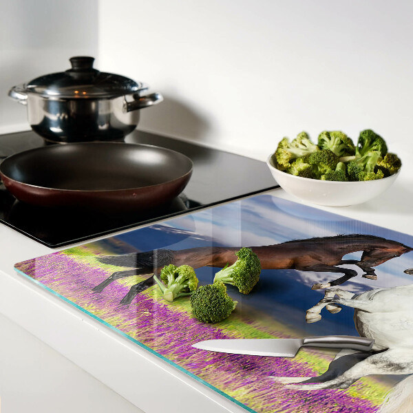 Tagliere in vetro temperato con il motivo di cavalli su sfondo di montagne e fiori