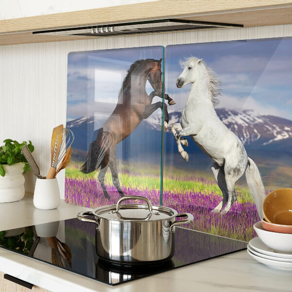 Tagliere in vetro temperato con il motivo di cavalli su sfondo di montagne e fiori