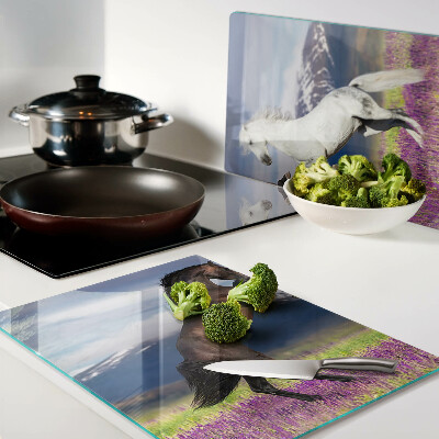 Tagliere in vetro temperato con il motivo di cavalli su sfondo di montagne e fiori