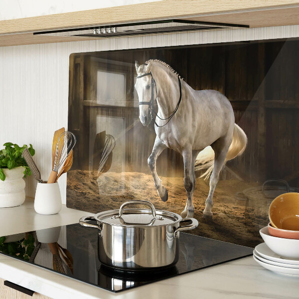 Tagliere in vetro temperato con stampa raffigurante un cavallo in movimento nella stalla