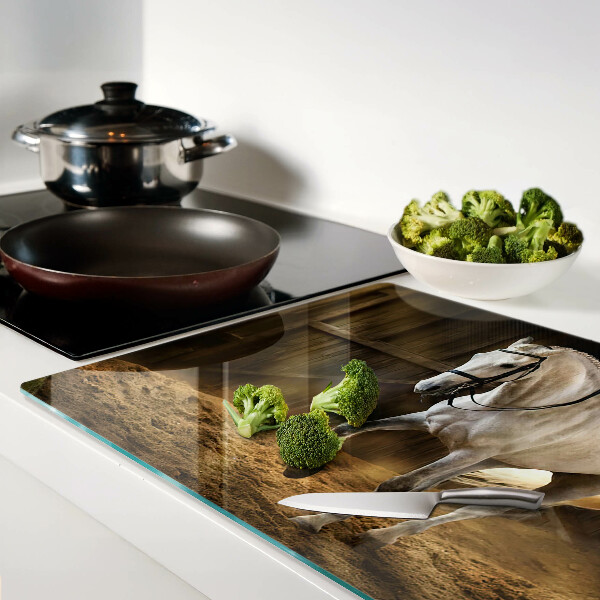 Tagliere in vetro temperato con stampa raffigurante un cavallo in movimento nella stalla