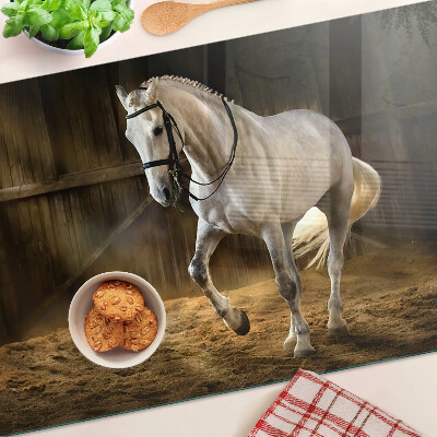 Tagliere in vetro temperato con stampa raffigurante un cavallo in movimento nella stalla