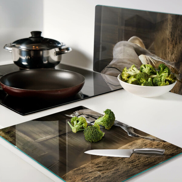 Tagliere in vetro temperato con stampa raffigurante un cavallo in movimento nella stalla