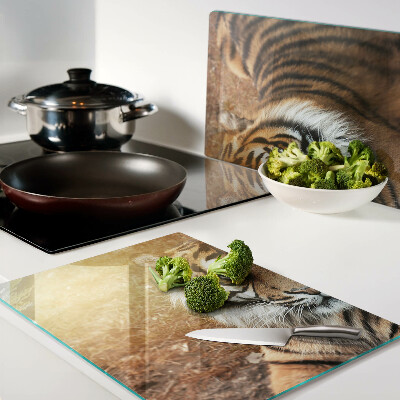 Tagliere in vetro con decorazione a motivo tigre illuminata dai raggi del sole