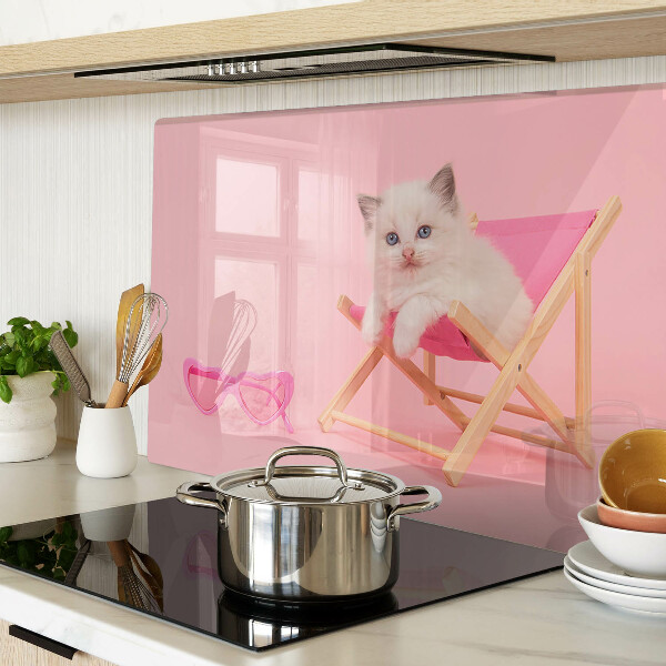 Tagliere in vetro temperato con stampa di un gattino sulla sdraio su sfondo rosa