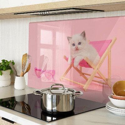 Tagliere in vetro temperato con stampa di un gattino sulla sdraio su sfondo rosa