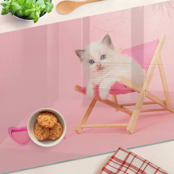 Tagliere in vetro temperato con stampa di un gattino sulla sdraio su sfondo rosa