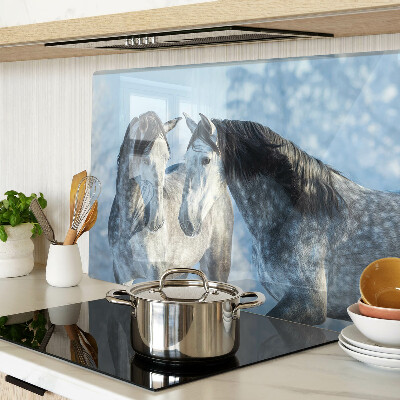 Tagliere in vetro con stampa di cavalli in un paesaggio invernale