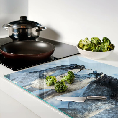 Tagliere in vetro con stampa di cavalli in un paesaggio invernale